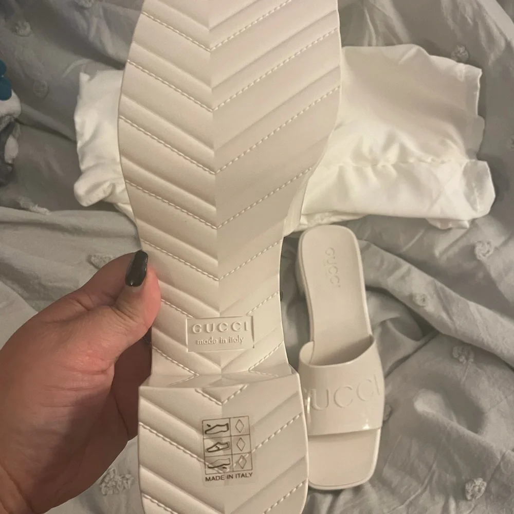 Gucci Patent Cream Logo Slide Sandals